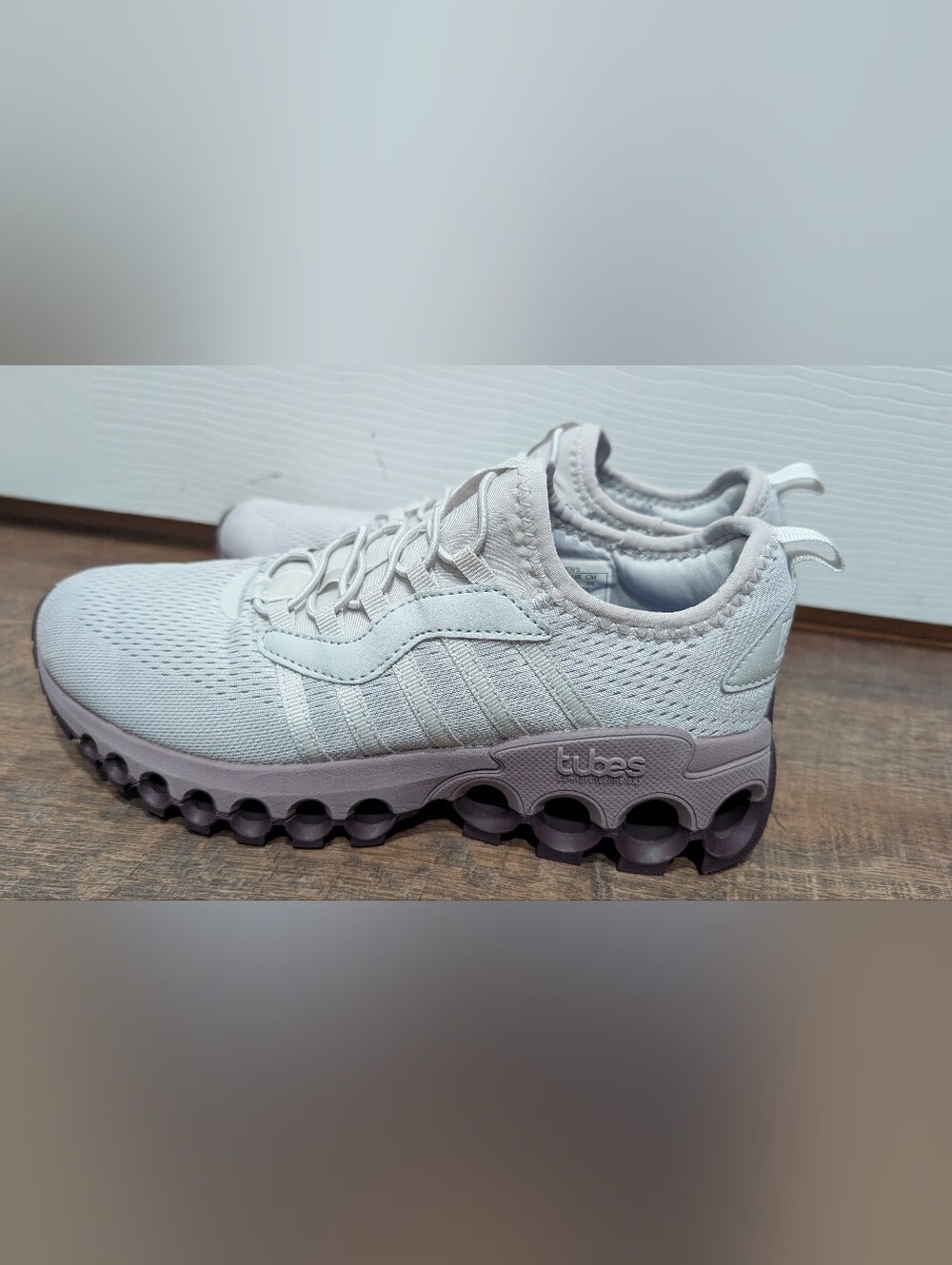 K-Swiss Women's Light Gray and Cream Tubes Athletic Sneakers